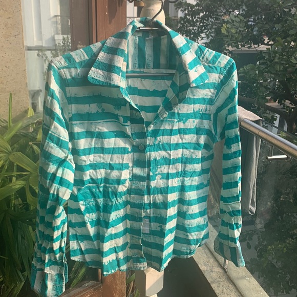 Tops - CUTEST CROPPED SHIRT EVER. tie-dye look. light as a feather.